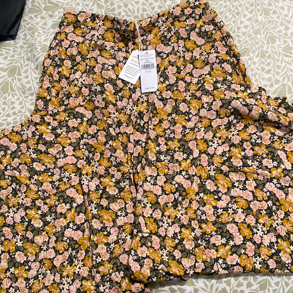 AMERICAN EAGLE CROPPED FLARED PANTS NWT XS